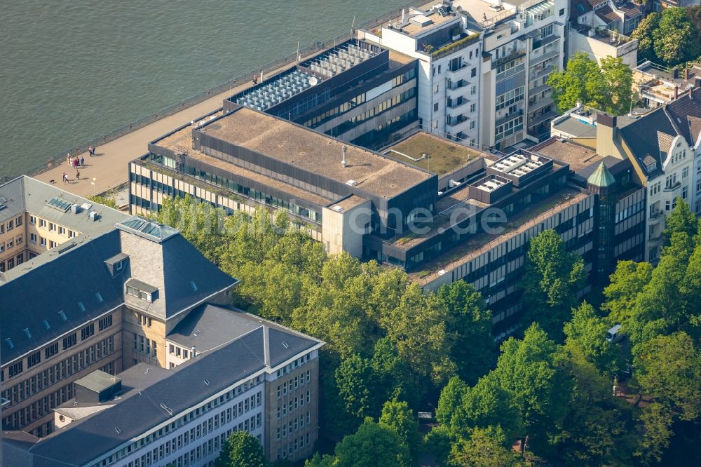 Düsseldorf von oben - Bürogebäude - Geschäftshauszeile am Mannesmannufer im Ortsteil Carlstadt in Düsseldorf im Bundesland Nordrhein-Westfalen, Deutschland