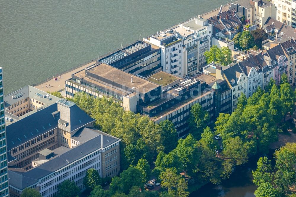 Düsseldorf aus der Vogelperspektive: Bürogebäude - Geschäftshauszeile am Mannesmannufer im Ortsteil Carlstadt in Düsseldorf im Bundesland Nordrhein-Westfalen, Deutschland