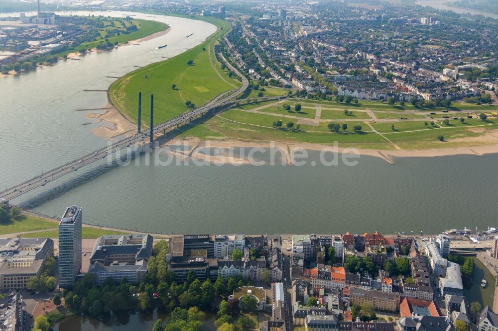 Düsseldorf von oben - Bürogebäude - Geschäftshauszeile am Mannesmannufer im Ortsteil Carlstadt in Düsseldorf im Bundesland Nordrhein-Westfalen, Deutschland