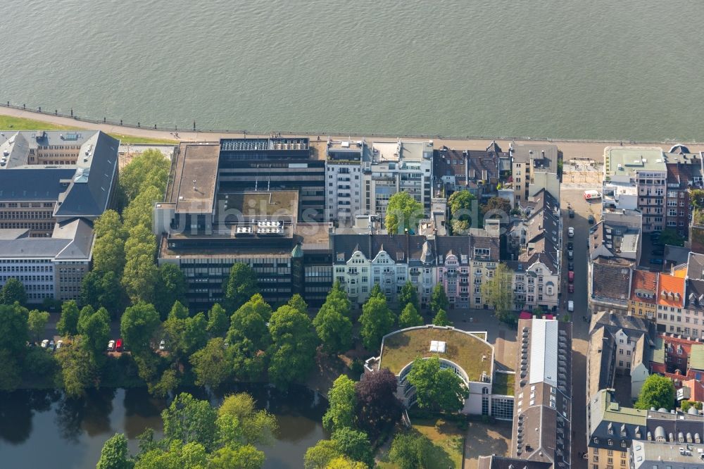 Düsseldorf aus der Vogelperspektive: Bürogebäude - Geschäftshauszeile am Mannesmannufer im Ortsteil Carlstadt in Düsseldorf im Bundesland Nordrhein-Westfalen, Deutschland