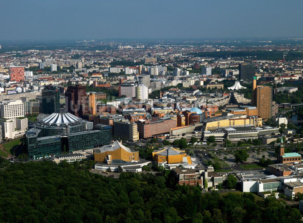 Berlin von oben - Bürogebäude und Geschäftshäuser am Potsdamer Platz in Berlin-Mitte