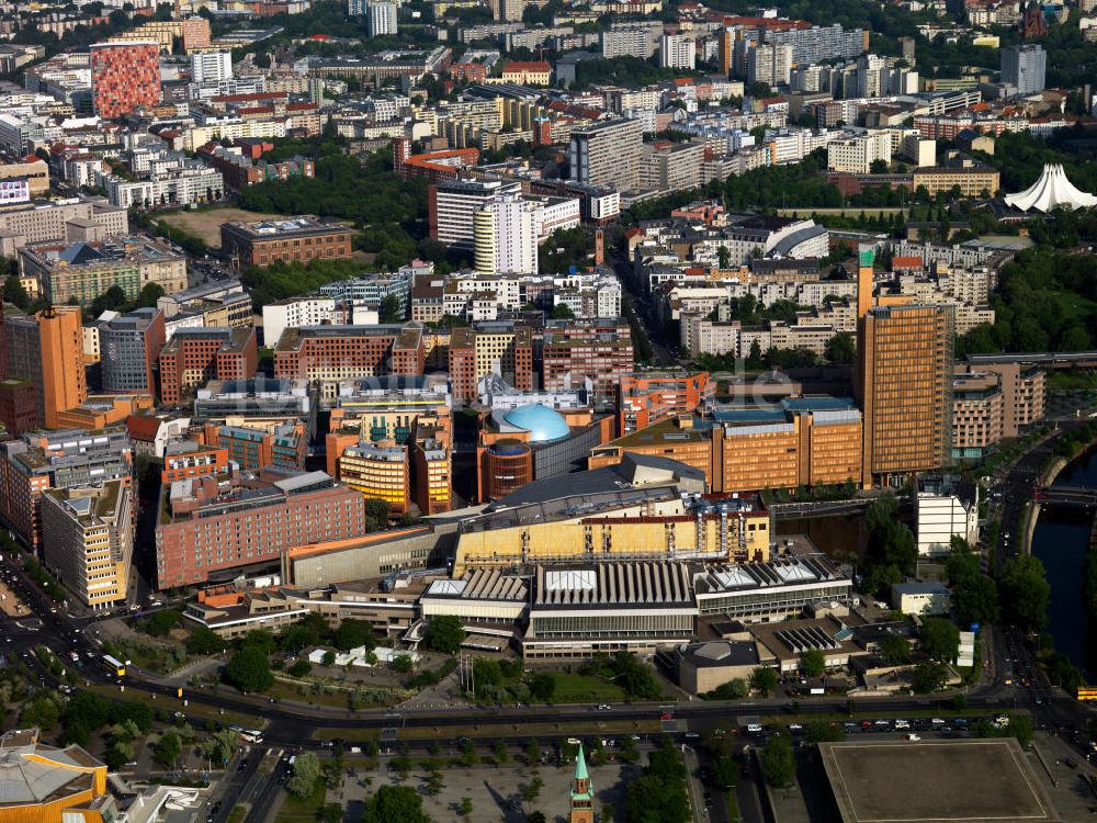 Berlin aus der Vogelperspektive: Bürogebäude und Geschäftshäuser am Potsdamer Platz in Berlin-Mitte