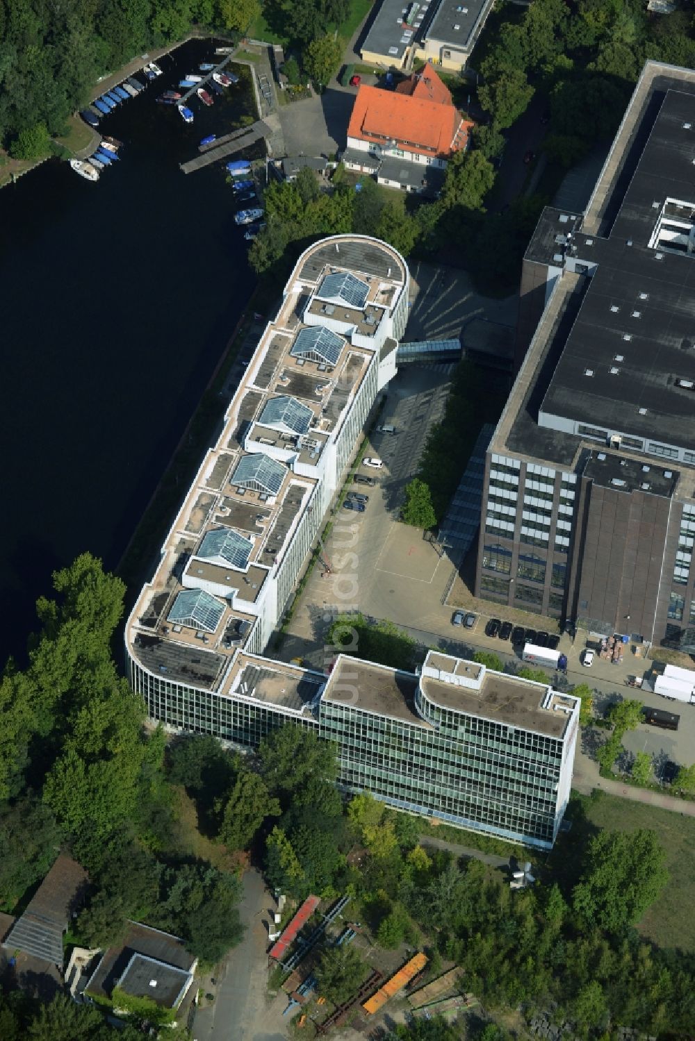 Berlin von oben - Bürogebäude des Gewerbe- und Logstikparks Dock 100 der BEOS AG in Berlin