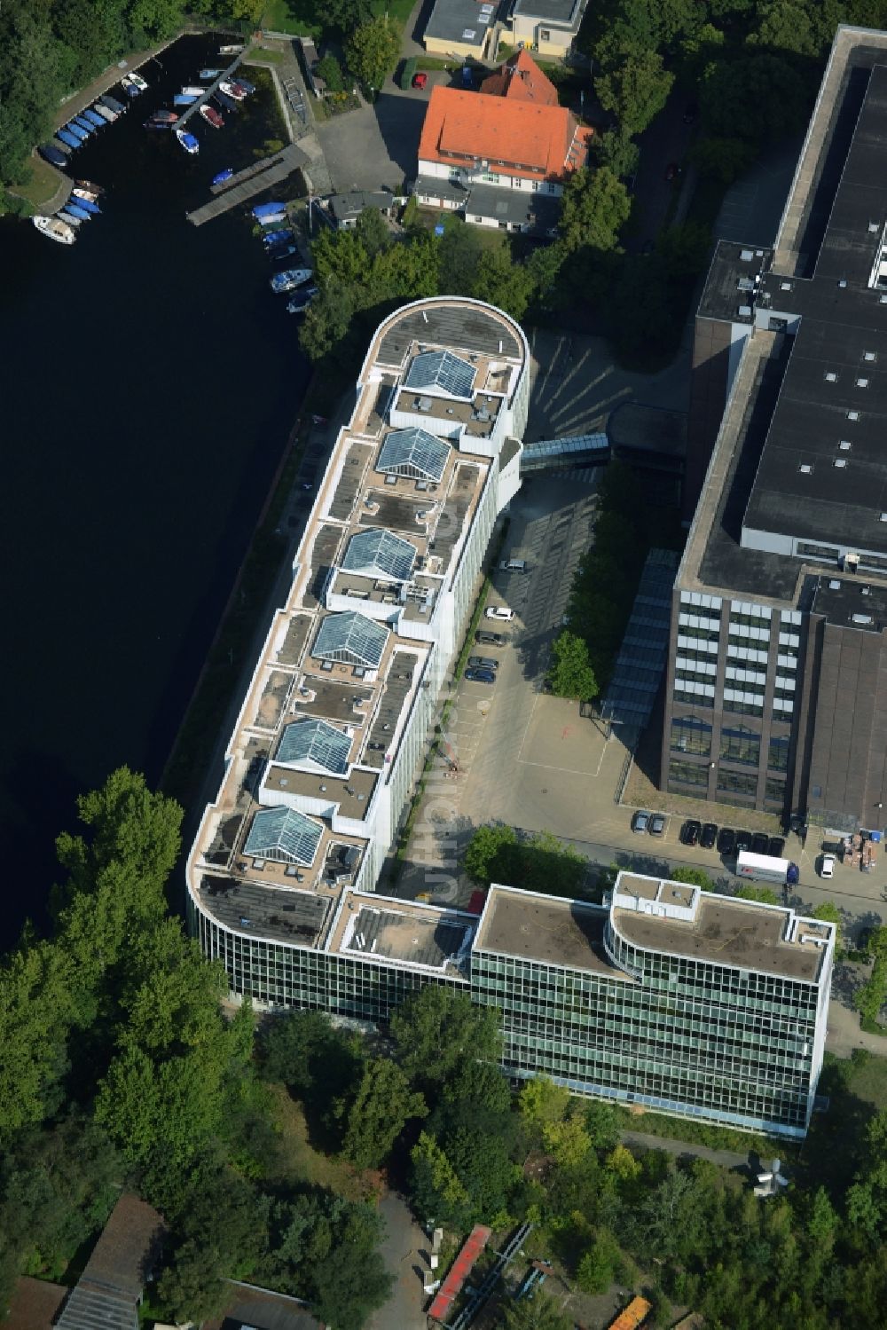 Berlin aus der Vogelperspektive: Bürogebäude des Gewerbe- und Logstikparks Dock 100 der BEOS AG in Berlin