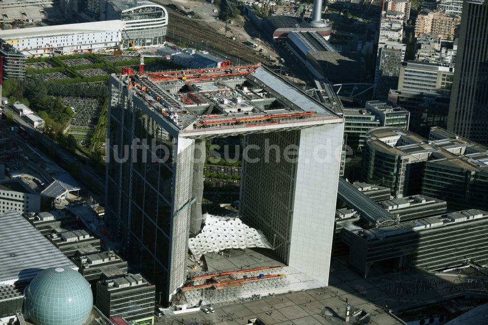 Paris aus der Vogelperspektive: Bürogebäude Grande Arche im Hochhausviertel La Défense in Paris in Ile-de-France, Frankreich