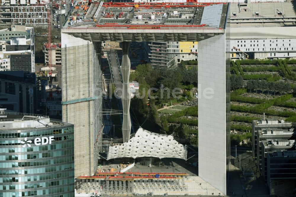 Luftbild Paris - Bürogebäude Grande Arche im Hochhausviertel La Défense in Paris in Ile-de-France, Frankreich