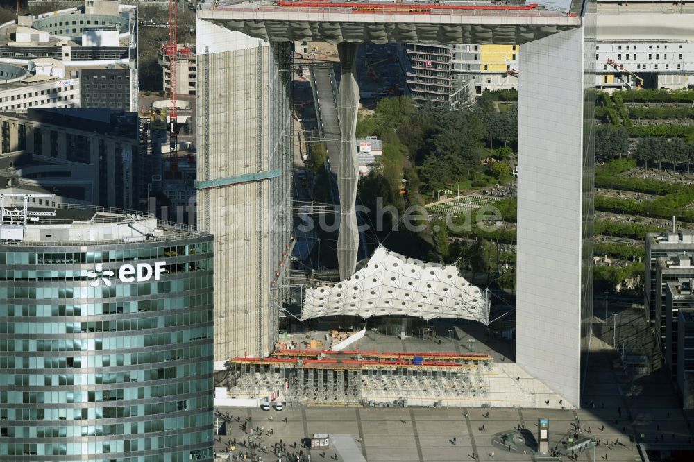 Luftaufnahme Paris - Bürogebäude Grande Arche im Hochhausviertel La Défense in Paris in Ile-de-France, Frankreich