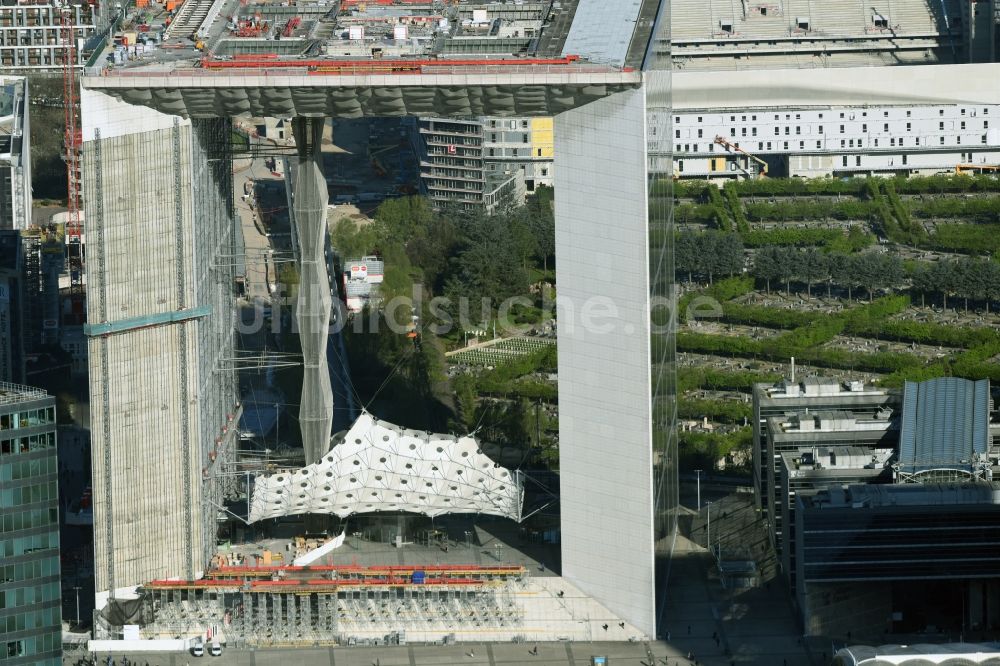 Paris von oben - Bürogebäude Grande Arche im Hochhausviertel La Défense in Paris in Ile-de-France, Frankreich