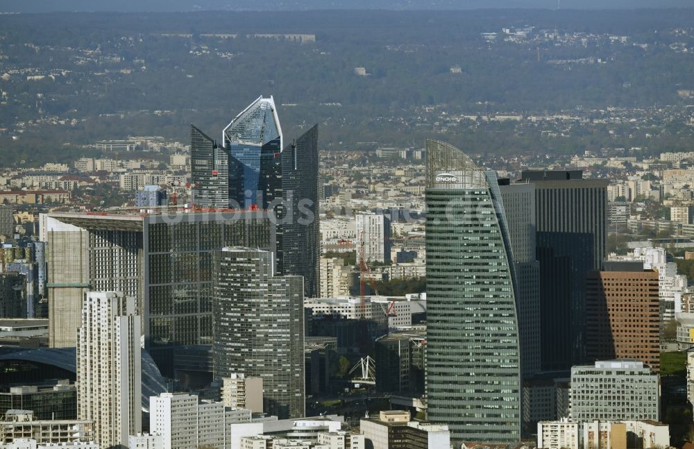 Luftaufnahme Paris Courbevoie - Bürogebäude Grande Arche im Hochhausviertel La Défense in Paris in Ile-de-France, Frankreich