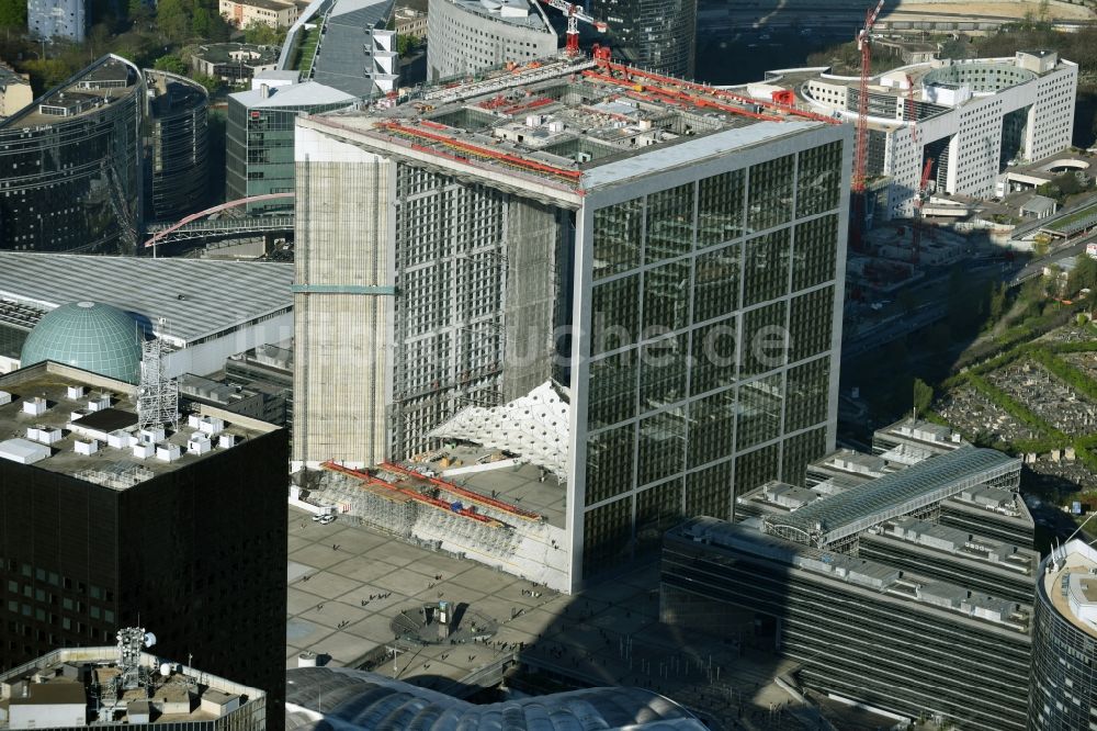 Paris Puteaux aus der Vogelperspektive: Bürogebäude Grande Arche im Hochhausviertel La Défense in Paris - Puteaux in Ile-de-France, Frankreich