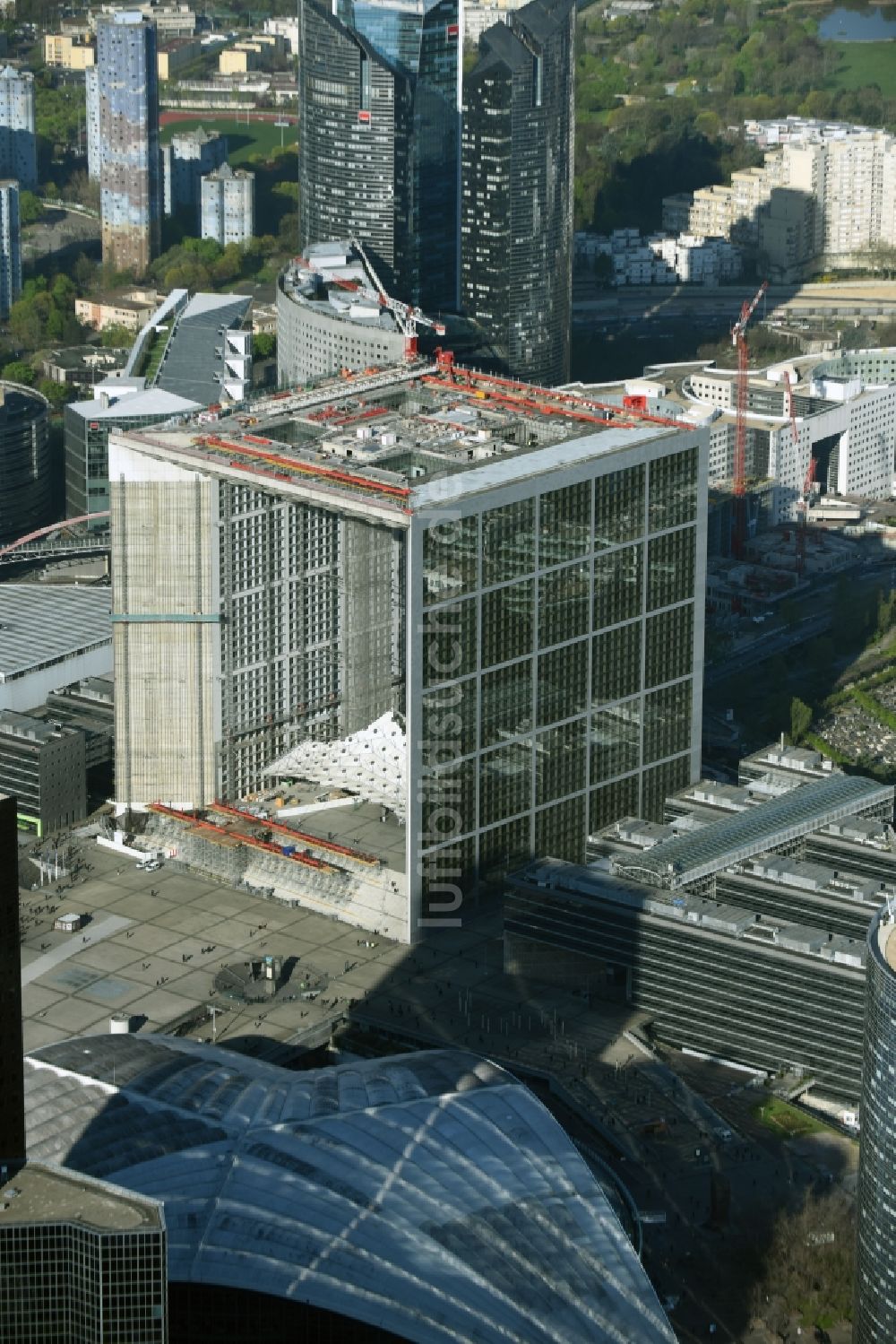 Luftbild Paris Puteaux - Bürogebäude Grande Arche im Hochhausviertel La Défense in Paris - Puteaux in Ile-de-France, Frankreich