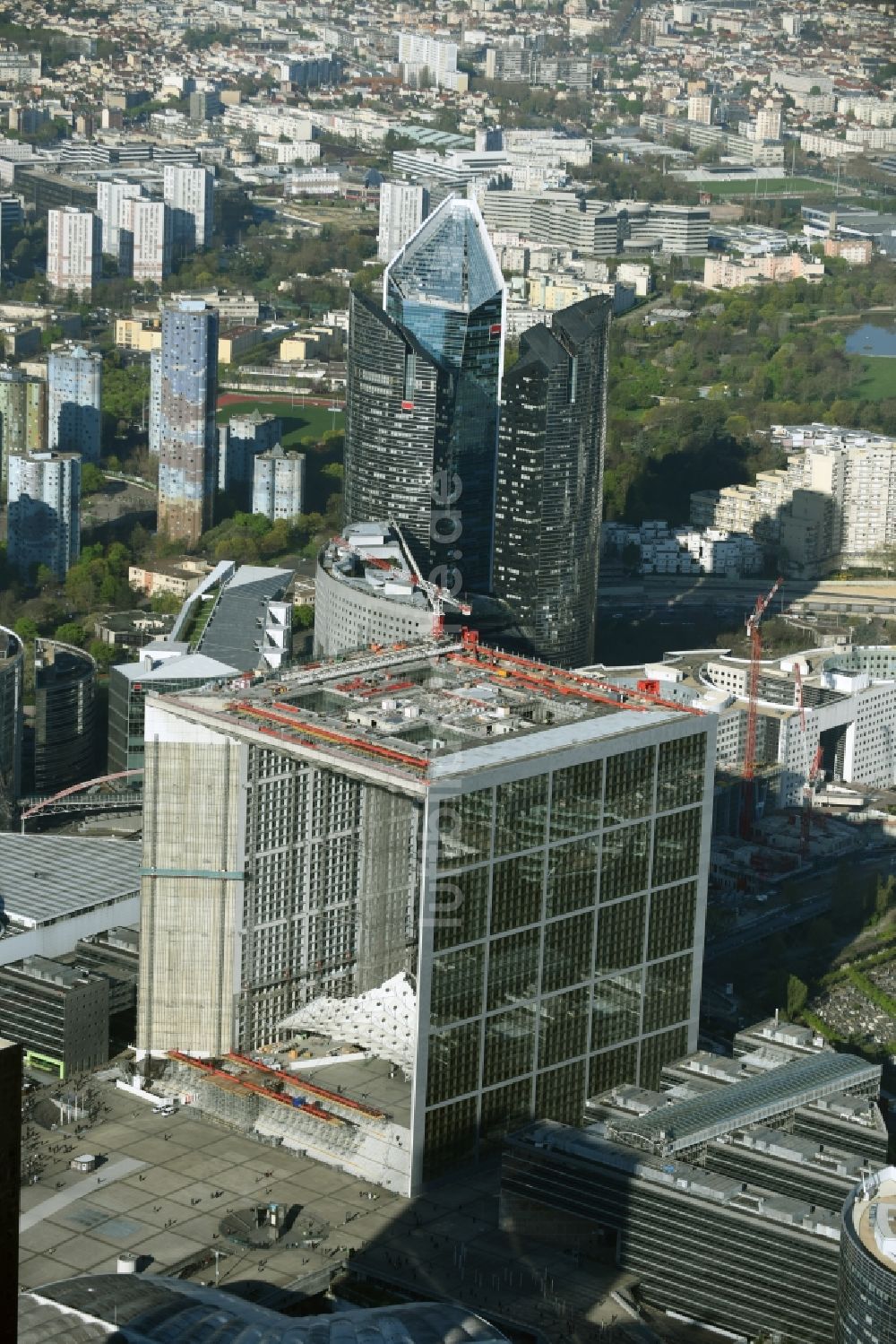 Luftaufnahme Paris Puteaux - Bürogebäude Grande Arche im Hochhausviertel La Défense in Paris - Puteaux in Ile-de-France, Frankreich