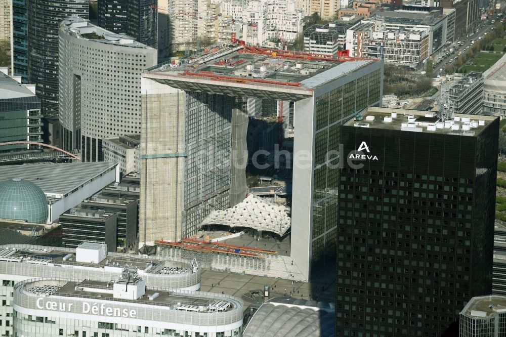 Paris von oben - Bürogebäude Grande Arche und Wolkenkratzer Tour Areva im Hochhausviertel La Défense in Paris in Ile-de-France, Frankreich