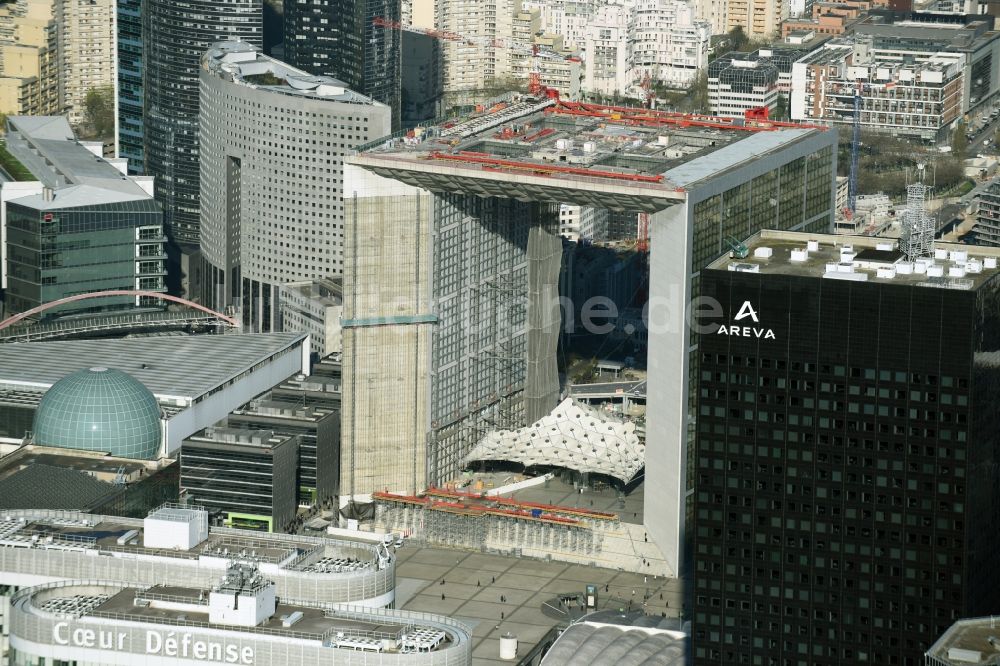 Paris aus der Vogelperspektive: Bürogebäude Grande Arche und Wolkenkratzer Tour Areva im Hochhausviertel La Défense in Paris in Ile-de-France, Frankreich