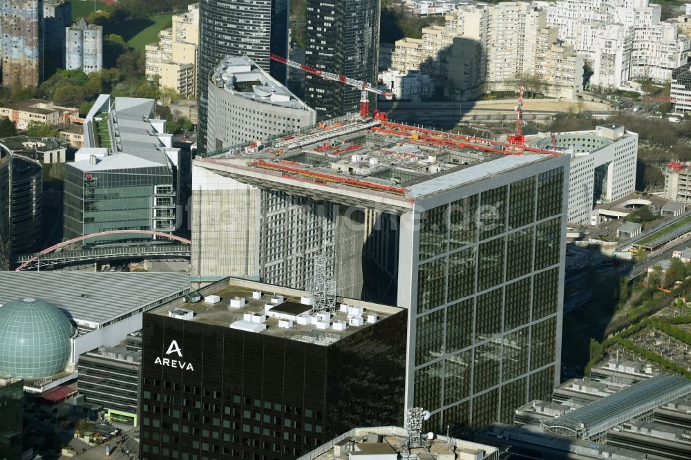 Paris von oben - Bürogebäude Grande Arche und Wolkenkratzer Tour Areva im Hochhausviertel La Défense in Paris in Ile-de-France, Frankreich