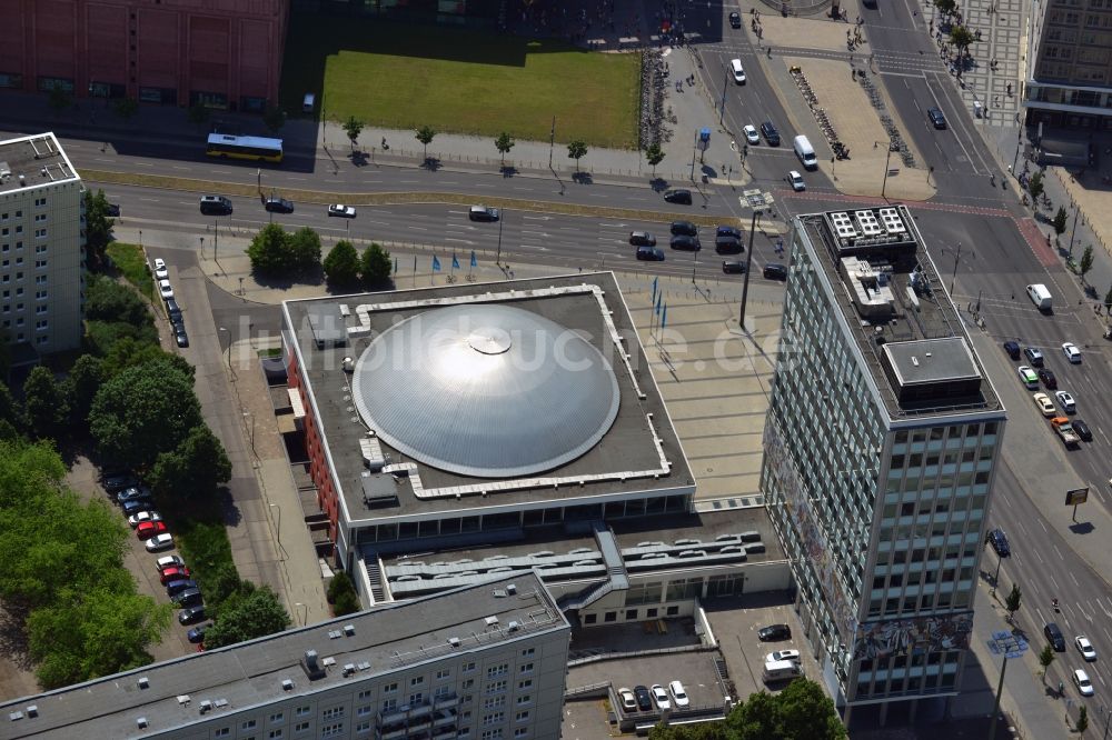 Luftaufnahme Berlin Mitte - Bürogebäude - Hochhaus Haus des Lehrers mit der Kongresshalle des Berliner Congress Center (bcc) am Alexanderplatz in Mitte in Berlin