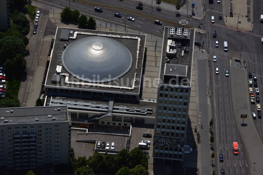 Berlin Mitte aus der Vogelperspektive: Bürogebäude - Hochhaus Haus des Lehrers mit der Kongresshalle des Berliner Congress Center (bcc) am Alexanderplatz in Mitte in Berlin