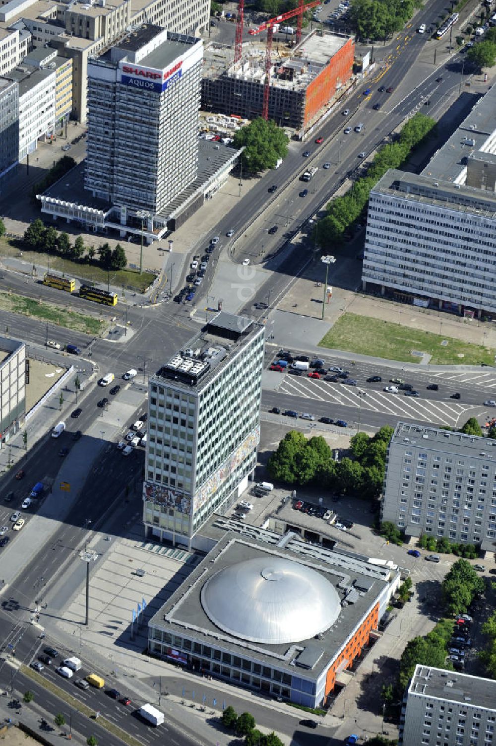 Berlin von oben - Bürogebäude - Hochhaus Haus des Lehrers mit der Kongresshalle des Berliner Congress Center in Berlin - Mitte