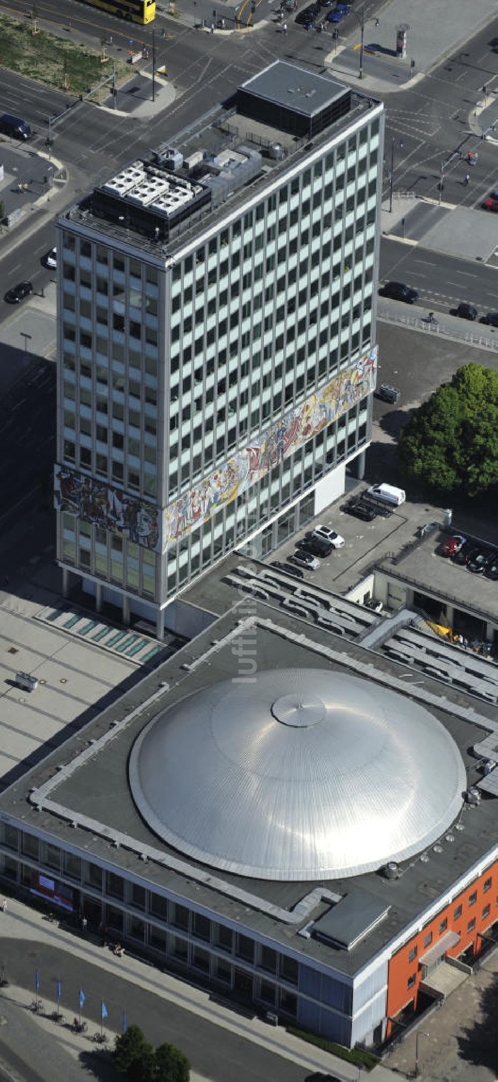 Luftbild Berlin - Bürogebäude - Hochhaus Haus des Lehrers mit der Kongresshalle des Berliner Congress Center in Berlin - Mitte