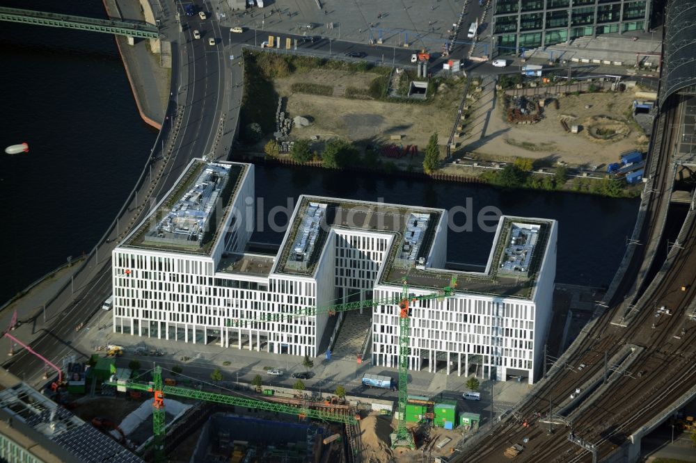 Luftbild Berlin - Bürogebäude HumboldtHafenEinsam Alexanderufer im Ortsteil Moabit in Berlin