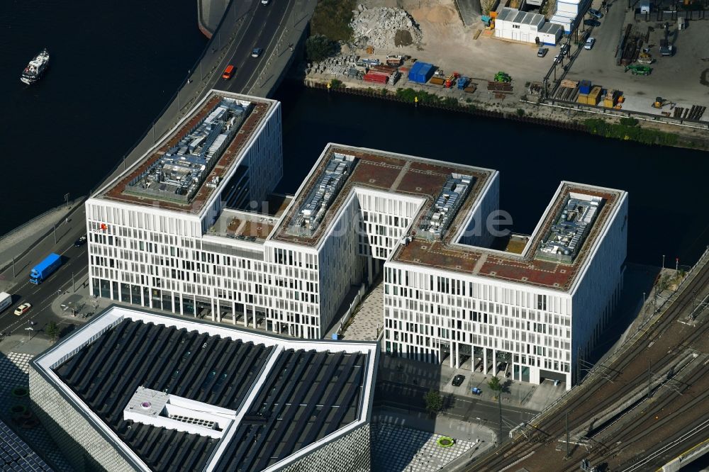 Berlin aus der Vogelperspektive: Bürogebäude HumboldtHafenEinsam Alexanderufer im Ortsteil Moabit in Berlin