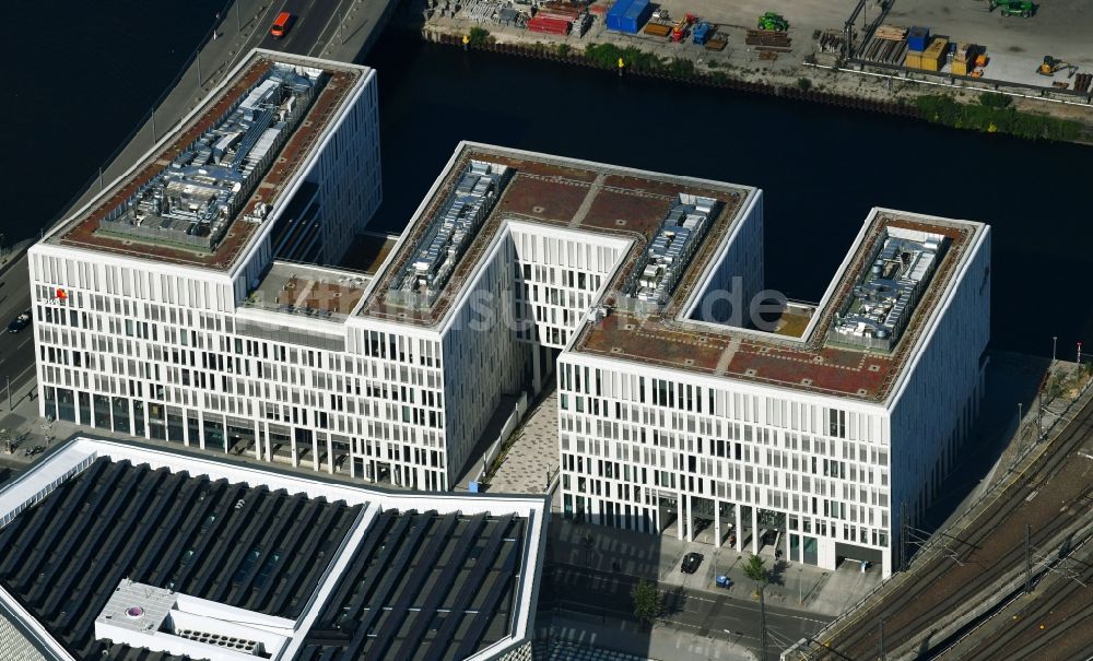 Luftbild Berlin - Bürogebäude HumboldtHafenEinsam Alexanderufer im Ortsteil Moabit in Berlin