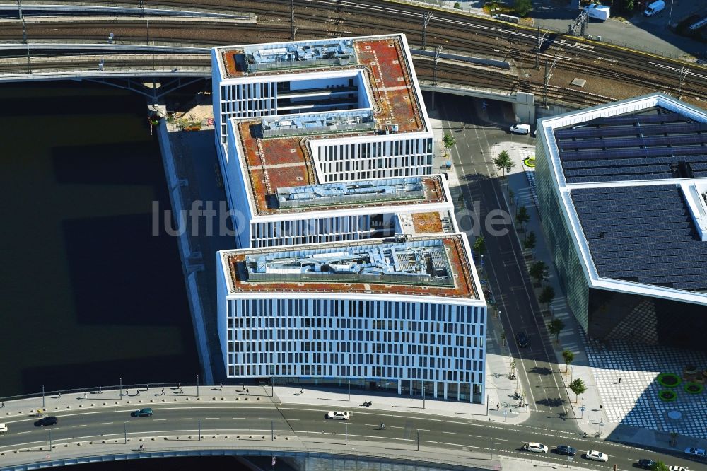 Luftbild Berlin - Bürogebäude HumboldtHafenEinsam Alexanderufer im Ortsteil Moabit in Berlin