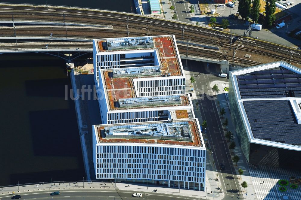 Luftaufnahme Berlin - Bürogebäude HumboldtHafenEinsam Alexanderufer im Ortsteil Moabit in Berlin