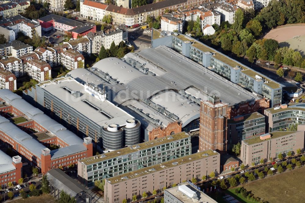 Berlin aus der Vogelperspektive: Bürogebäude- Komplex Borsigturm und Einkaufszentrum Hallen am Borsigturm im Stadtteil Tegel in Berlin