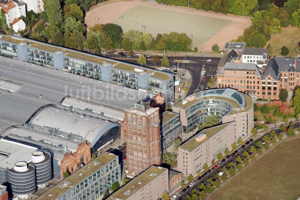 Berlin von oben - Bürogebäude- Komplex Borsigturm und Einkaufszentrum Hallen am Borsigturm im Stadtteil Tegel in Berlin