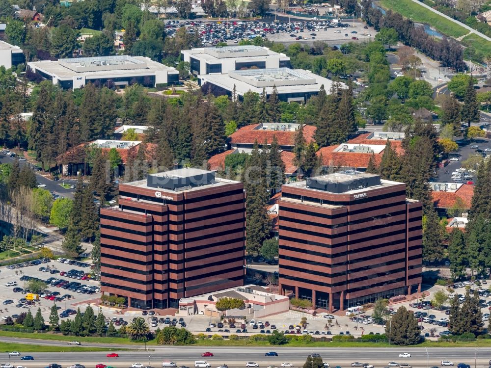 Santa Clara von oben - Bürogebäude- Komplex mit den Firmen CA Technologies Inc. und Outforce in Santa Clara im Silicon Valley in Kalifornien in den USA