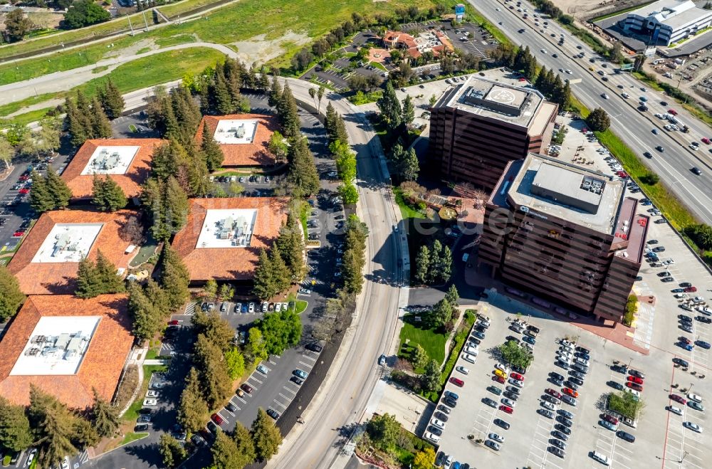 Santa Clara aus der Vogelperspektive: Bürogebäude- Komplex mit den Firmen CA Technologies Inc. und Outforce in Santa Clara im Silicon Valley in Kalifornien in den USA