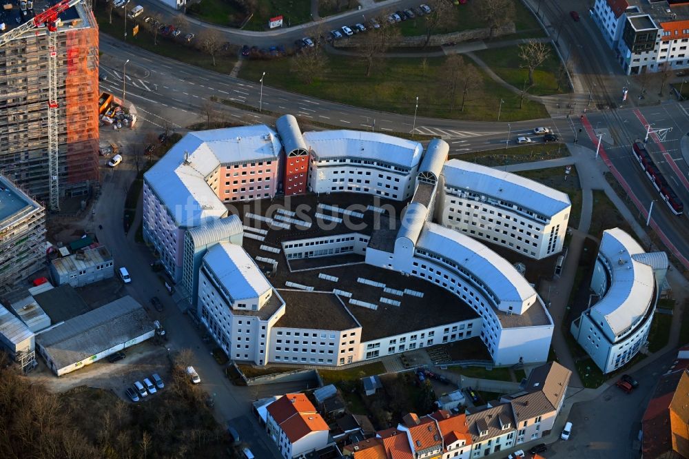 Erfurt von oben - Bürogebäude- Komplex des Geschäftshauses zwischen Johannesstraße und Wallstraße in Erfurt im Bundesland Thüringen, Deutschland