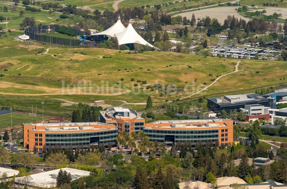 Mountain View von oben - Bürogebäude- Komplex Googleplex mit der Hauptverwaltung von Google in Mountain View im Silicon Valley in Kalifornien in den USA