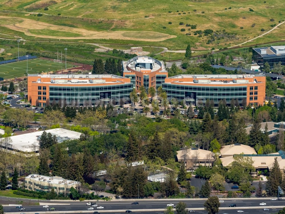 Mountain View aus der Vogelperspektive: Bürogebäude- Komplex Googleplex mit der Hauptverwaltung von Google in Mountain View im Silicon Valley in Kalifornien in den USA