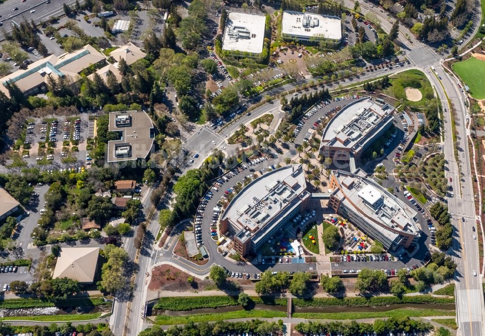 Mountain View von oben - Bürogebäude- Komplex Googleplex mit der Hauptverwaltung von Google in Mountain View im Silicon Valley in Kalifornien in den USA