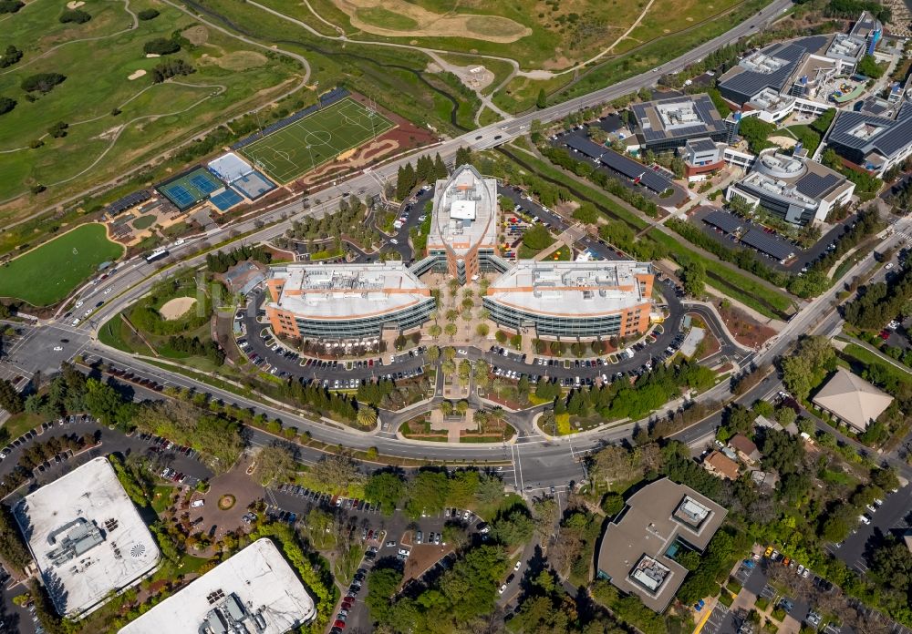 Luftbild Mountain View - Bürogebäude- Komplex Googleplex mit der Hauptverwaltung von Google in Mountain View im Silicon Valley in Kalifornien in den USA