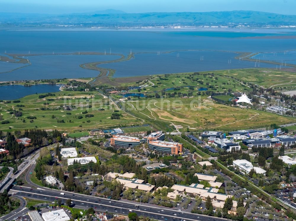 Mountain View von oben - Bürogebäude- Komplex Googleplex mit der Hauptverwaltung von Google vor dem Shoreline Park an der Pazifik Küste in Mountain View im Silicon Valley in Kalifornien in den USA