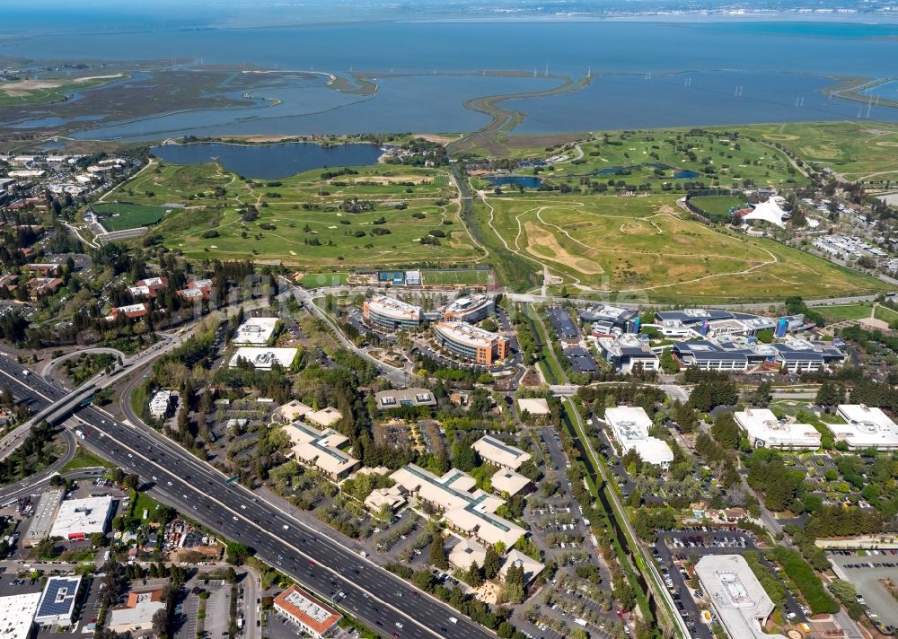 Mountain View aus der Vogelperspektive: Bürogebäude- Komplex Googleplex mit der Hauptverwaltung von Google vor dem Shoreline Park an der Pazifik Küste in Mountain View im Silicon Valley in Kalifornien in den USA