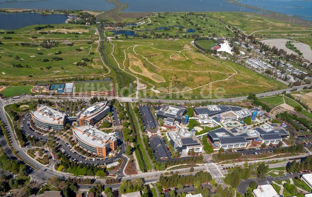 Luftbild Mountain View - Bürogebäude- Komplex Googleplex mit der Hauptverwaltung von Google vor dem Shoreline Park an der Pazifik Küste in Mountain View im Silicon Valley in Kalifornien in den USA