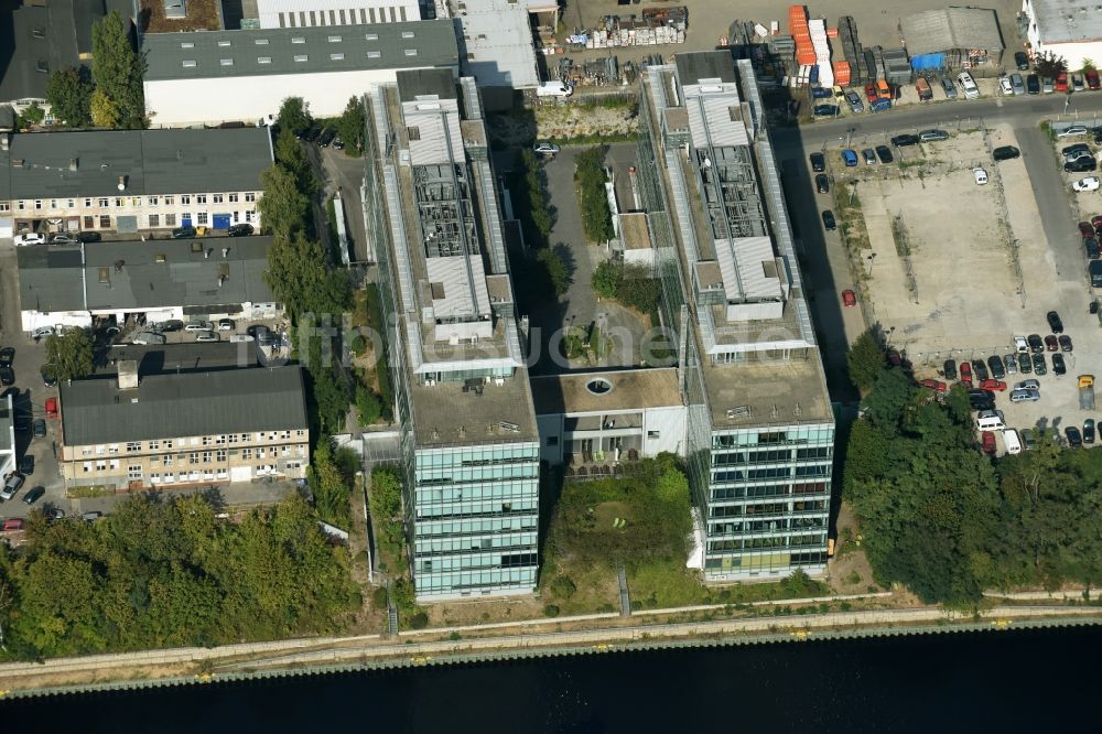 Berlin aus der Vogelperspektive: Bürogebäude- Komplex am Nordufer des Teltowkanals im Stadtteil Tempelhof in Berlin