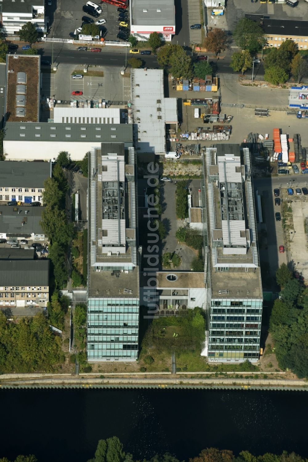 Luftbild Berlin - Bürogebäude- Komplex am Nordufer des Teltowkanals im Stadtteil Tempelhof in Berlin