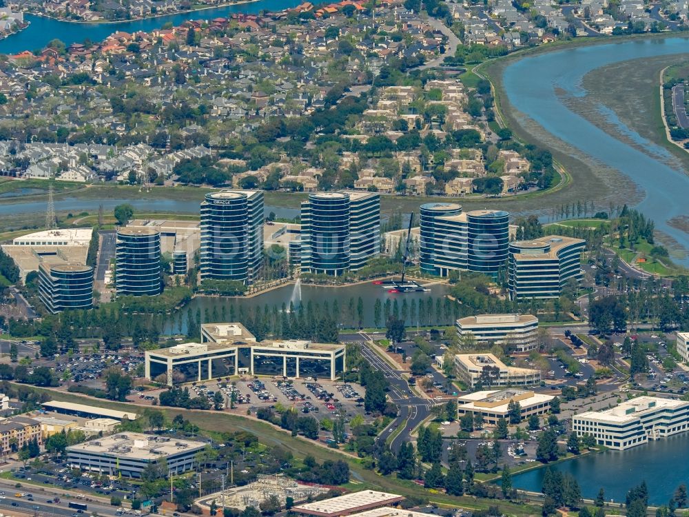 Luftaufnahme Redwood City - Bürogebäude- Komplex des Software und Hardware- Herstellers Oracle Corporation in Redwood City im Silicon Valley in Kalifornien in den USA