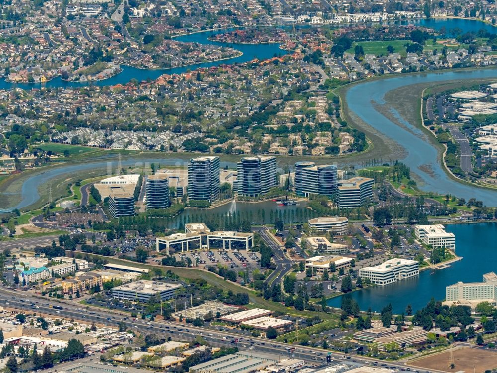 Redwood City von oben - Bürogebäude- Komplex des Software und Hardware- Herstellers Oracle Corporation in Redwood City im Silicon Valley in Kalifornien in den USA