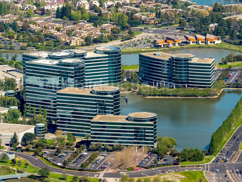 Luftaufnahme Redwood City - Bürogebäude- Komplex des Software und Hardware- Herstellers Oracle Corporation in Redwood City im Silicon Valley in Kalifornien in den USA