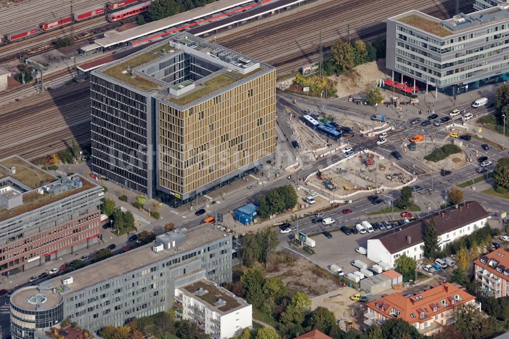 München aus der Vogelperspektive: Bürogebäude Laimer Würfel und Bauarbeiten Ecke Fürstenrieder und Landsberger Straße in München Laim im Bundesland Bayern