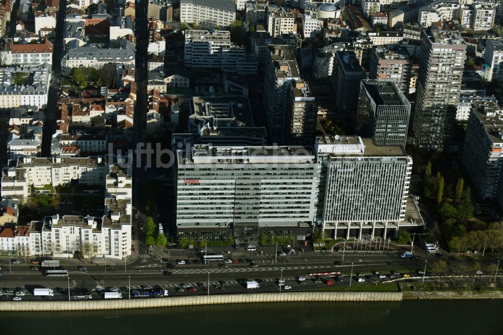 Paris von oben - Bürogebäude des Medienunternehmens Havas und der Investmentfirma Bollore am Flussufer der Senne in Paris in Ile-de-France, Frankreich