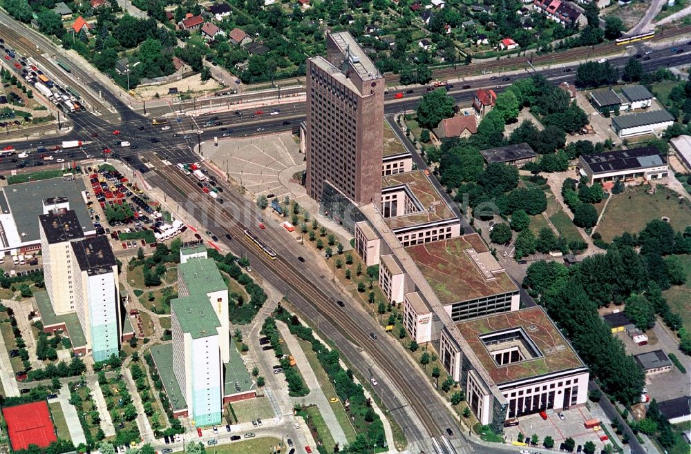 Luftbild Berlin Hohenschönhausen - Bürogebäude - Neubau Hochhaus Pyramide an der Rhinstraße Ecke Landsberger Allee in Berlin Hohenschönhausen