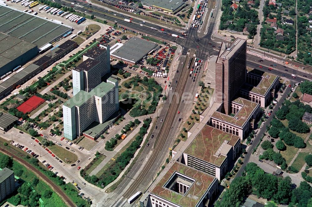 Luftaufnahme Berlin Hohenschönhausen - Bürogebäude - Neubau Hochhaus Pyramide an der Rhinstraße Ecke Landsberger Allee in Berlin Hohenschönhausen