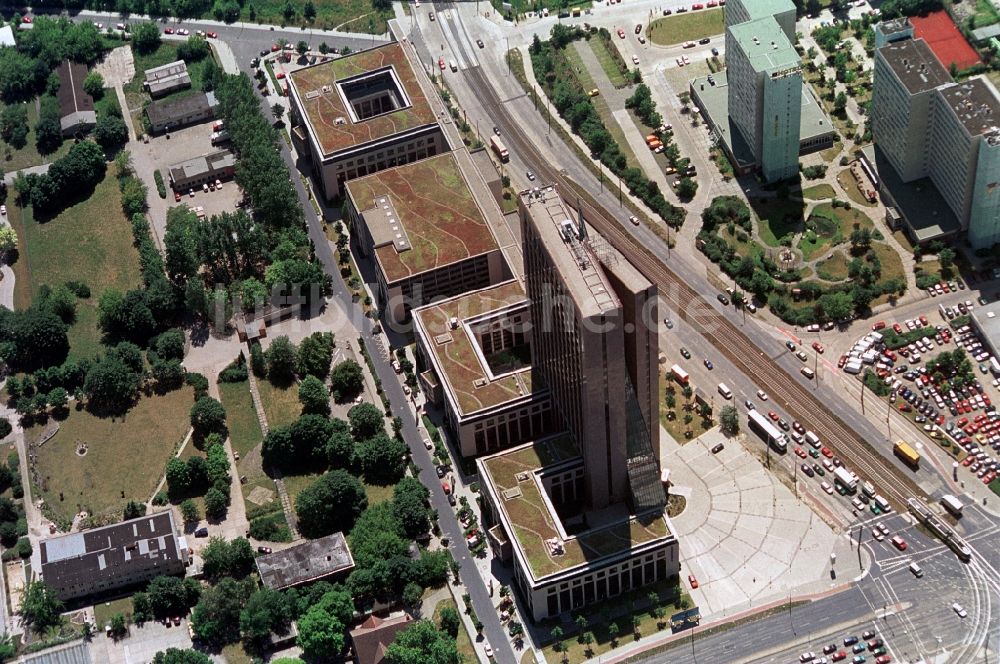 Berlin Hohenschönhausen von oben - Bürogebäude - Neubau Hochhaus Pyramide an der Rhinstraße Ecke Landsberger Allee in Berlin Hohenschönhausen